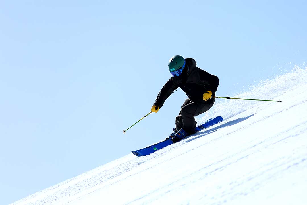 ゲレンデを滑るスキーヤー02
